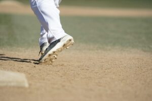 Joe Espada’s family reacts as a player’s cleats dig into the infield dirt, symbolizing Houston’s missed playoff energy.